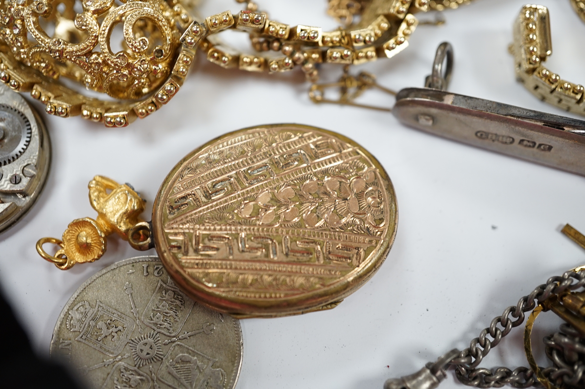 A quantity of assorted costume jewellery.